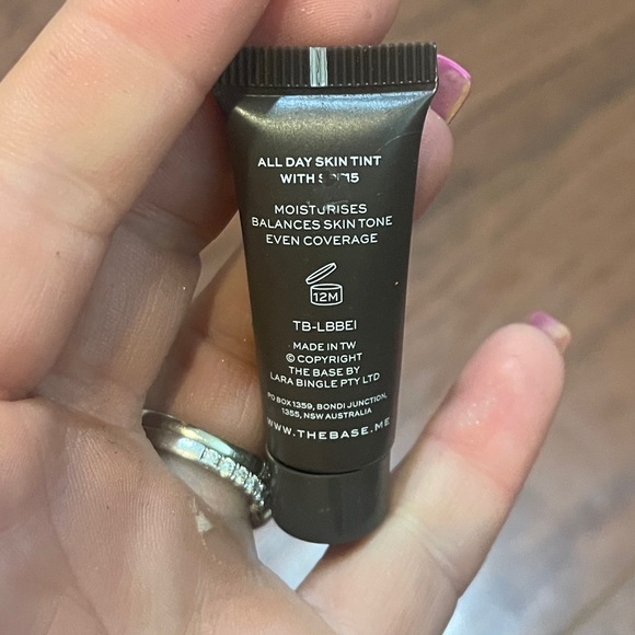 The Base by Lara Bingle All day Skin tint SPF 15 Beige - Picture 2 of 2